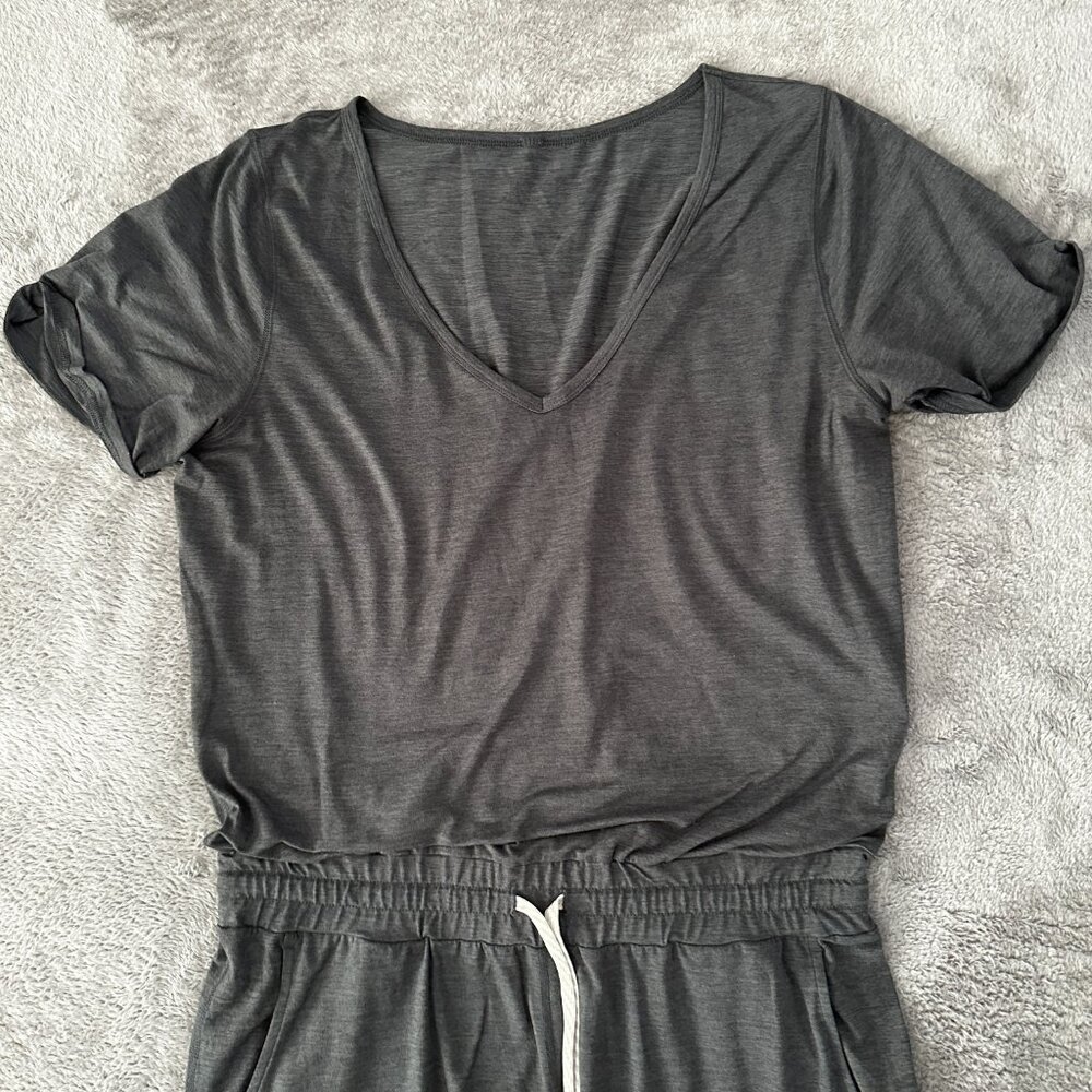 Vuori All Day Jumpsuit Women's size LARGE Gray VW424 Joggers Short Sleeve - Picture 3 of 8